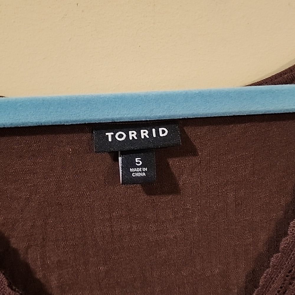 Beautiful Torrid top size 5 - Picture 3 of 5